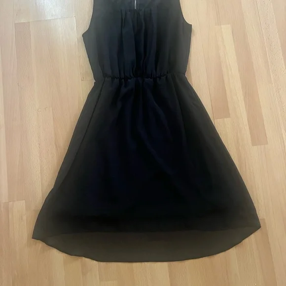 Soft & Flowy Black Sleeveless Dress - Picture 1 of 2